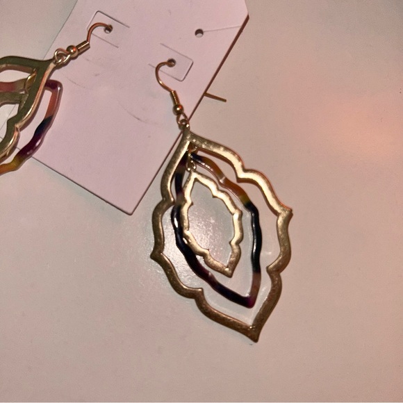 Elegant Gold and Tortoise Shell Earrings - Picture 2 of 2